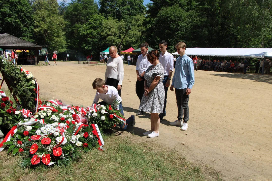 Tłumy w skąpanej słońcu leśniczówce nad Bobrówką. Zdjęcia - Zdjęcie główne