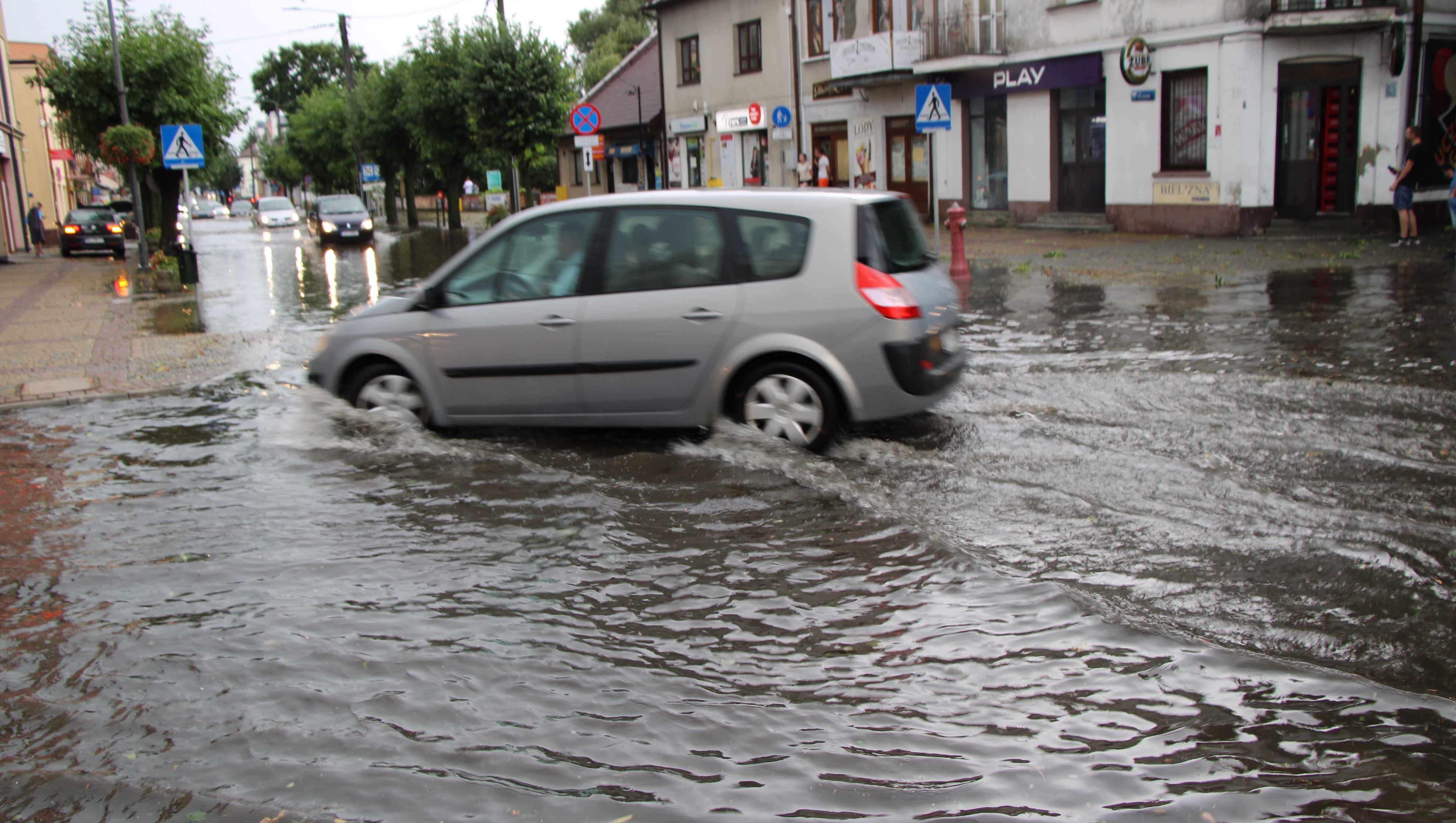 Burza zalała ulice i niszczyła drzewa