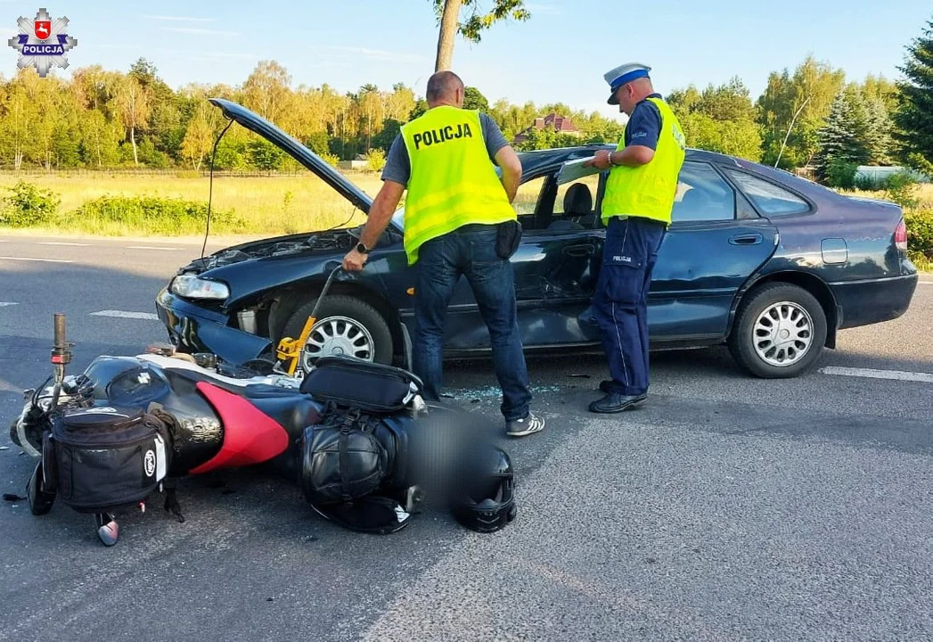Powiat lubartowski: Samochód zderzył się z motocyklem. Jedna osoba w szpitalu - Zdjęcie główne