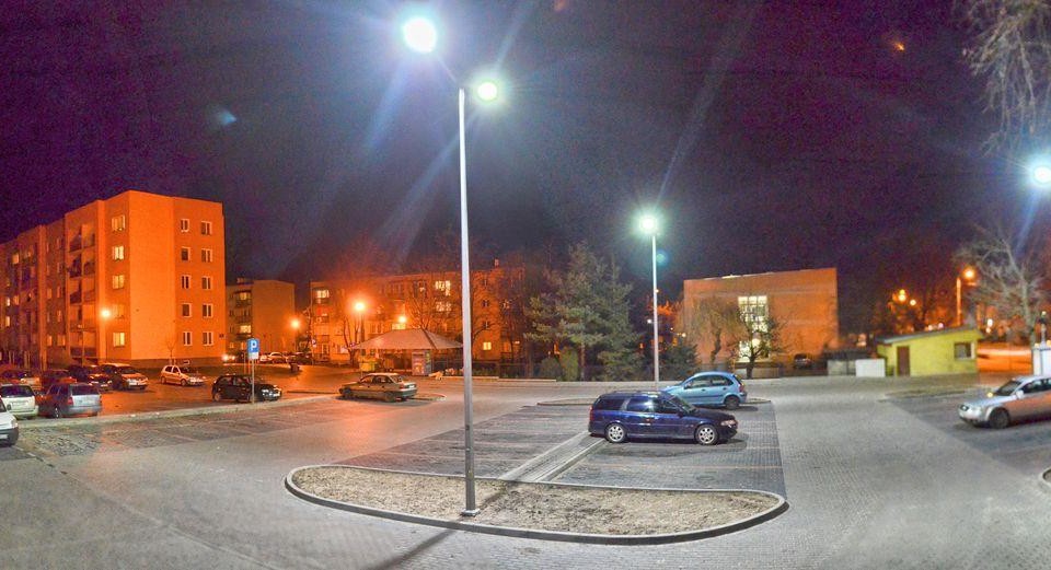 Nowy, oświetlony parking w centrum miasta - Zdjęcie główne