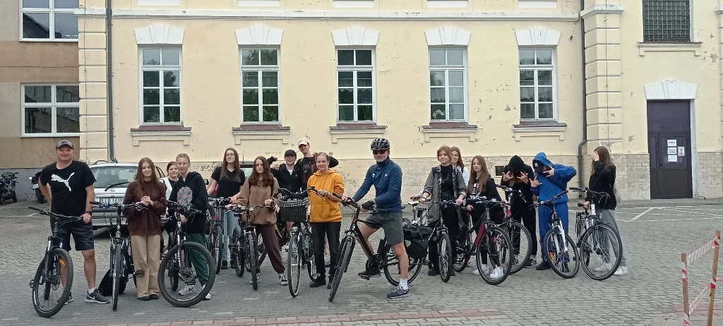 Uczniowie z Dwójki na szlakach Lasów Kozłowieckich. Wycieczka rowerowa II LO w Lubartowie (zdjęcia) - Zdjęcie główne