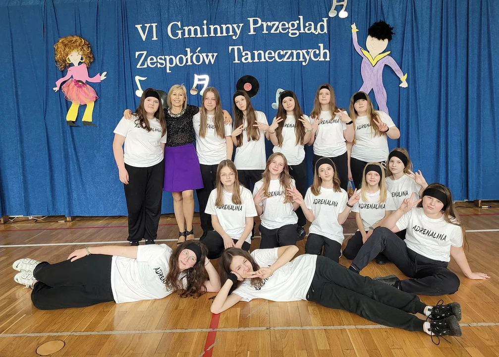 Dziewczyny ze SP w Szczekarkowie wytańczyły pierwsze miejsce w Gminnym Przeglądzie Zespołów Tanecznych. Relacja Video - Zdjęcie główne