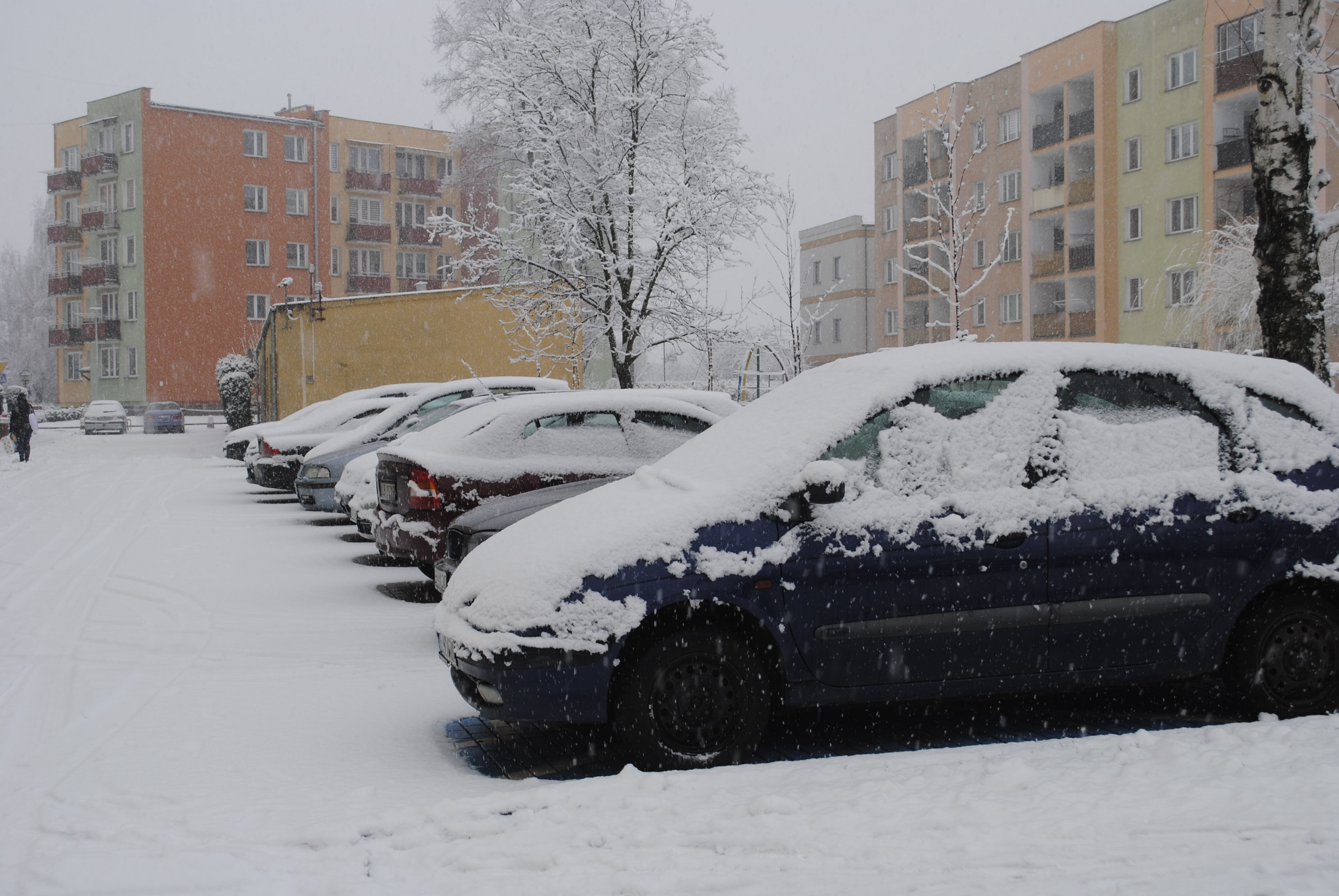 Ośnieżony parking na osiedlu przy ul. Powstańców Warszawy