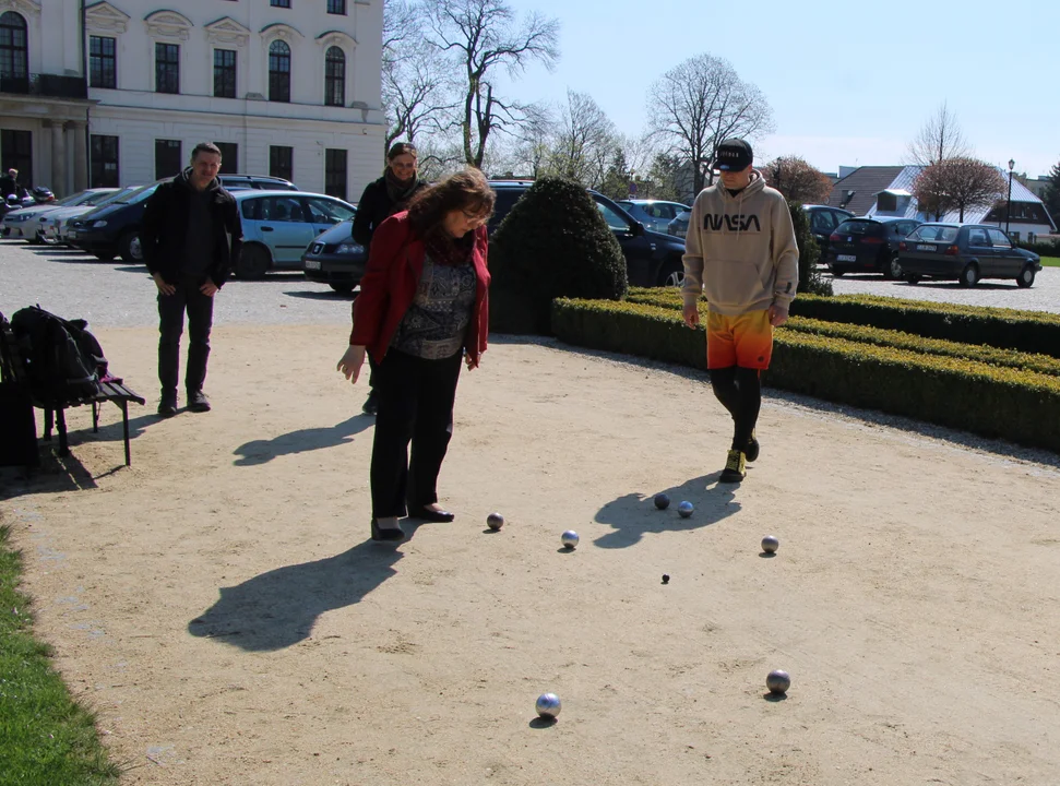 Rzucają kulami w świnkę. W Lubartowie rozpoczął się sezon gry w petanque (zdjęcia) - Zdjęcie główne