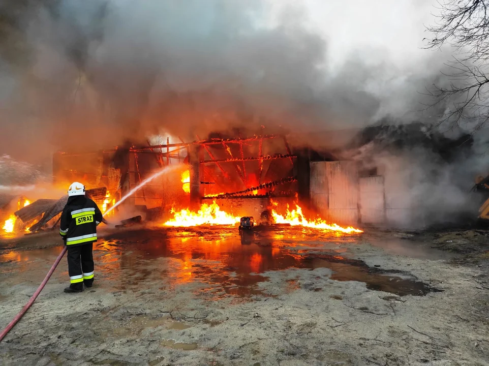 Powiat bialski: W Kwasówce wybuchł pożar. Palił się budynek gospodarczy - Zdjęcie główne