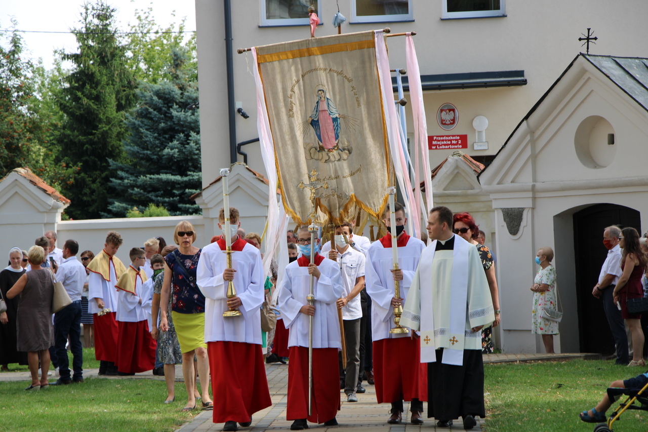 Procesja wokół kościoła