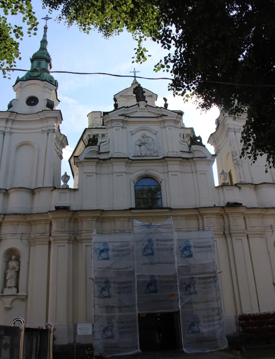 U św. Anny w Lubartowie odnawiają portal. Jest z granitu, pokrył się patyną - Zdjęcie główne