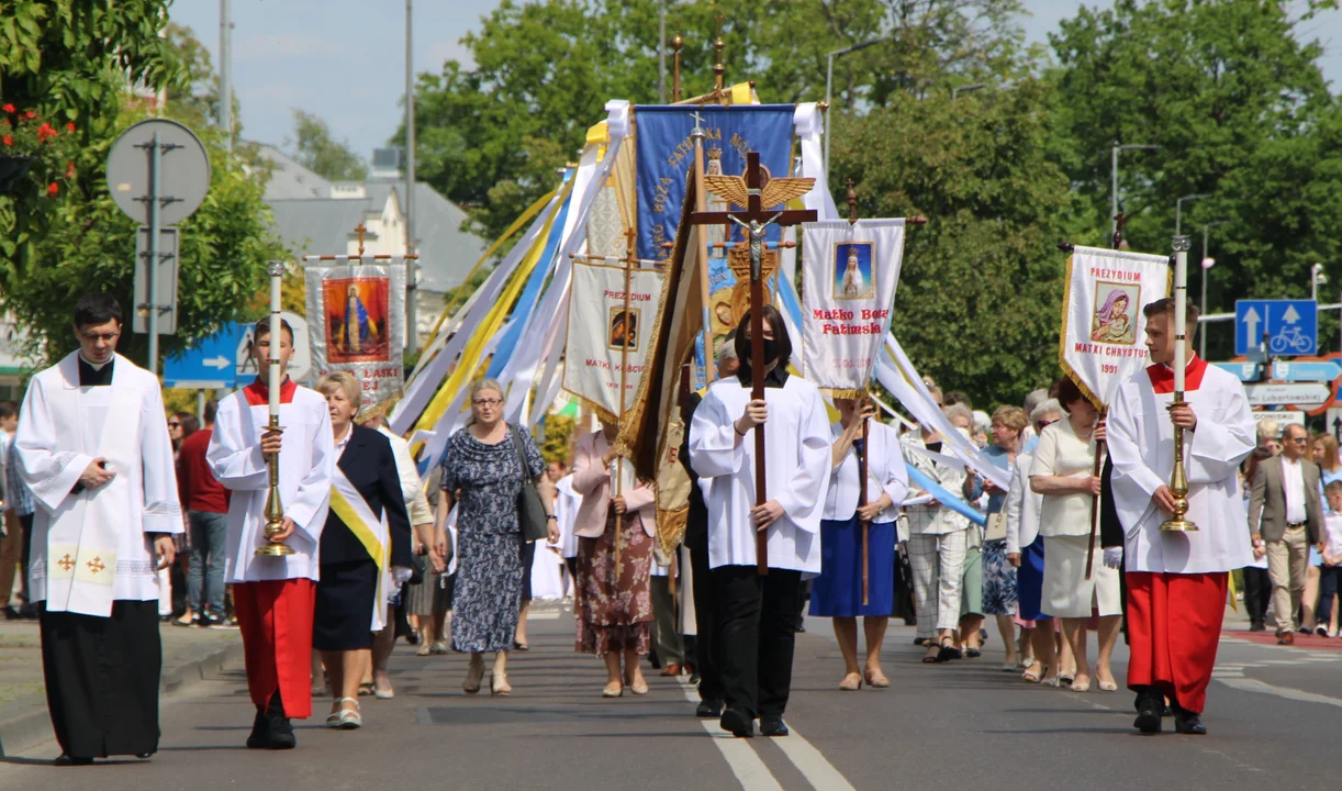 Biskup Józef Wróbel poprowadzi procesję w Lubartowie. Wyruszy spod kościoła Matki Bożej Nieustającej Pomocy - Zdjęcie główne