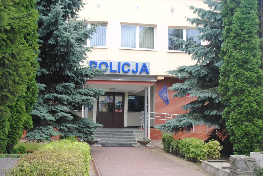 Telefon i pieniądze do odbioru w Komendzie Powiatowej Policji w Lubartowie - Zdjęcie główne