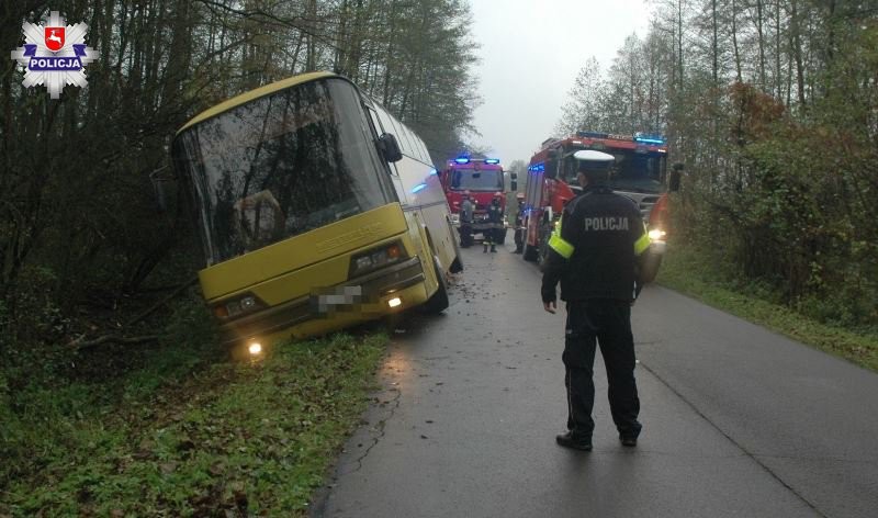 Autobus wiozący dzieci do szkoły zjechał na grzęskie pobocze - Zdjęcie główne