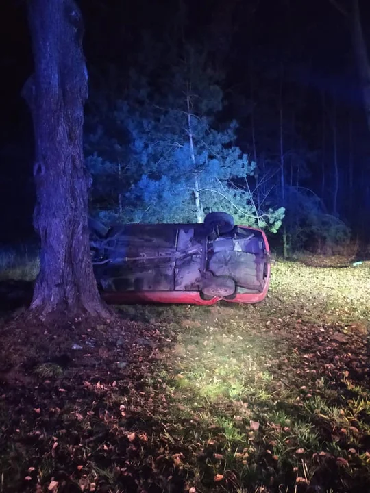 Dachowanie w Łukówcu. Jedna osoba zabrana do szpitala  - Zdjęcie główne