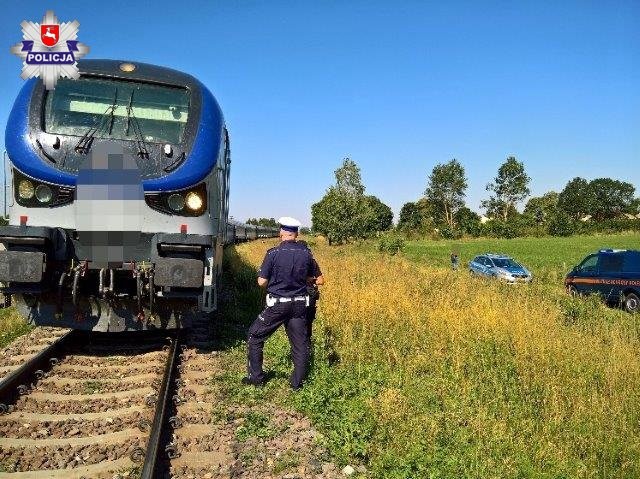 Zderzenie osobówki z pociągiem - Zdjęcie główne