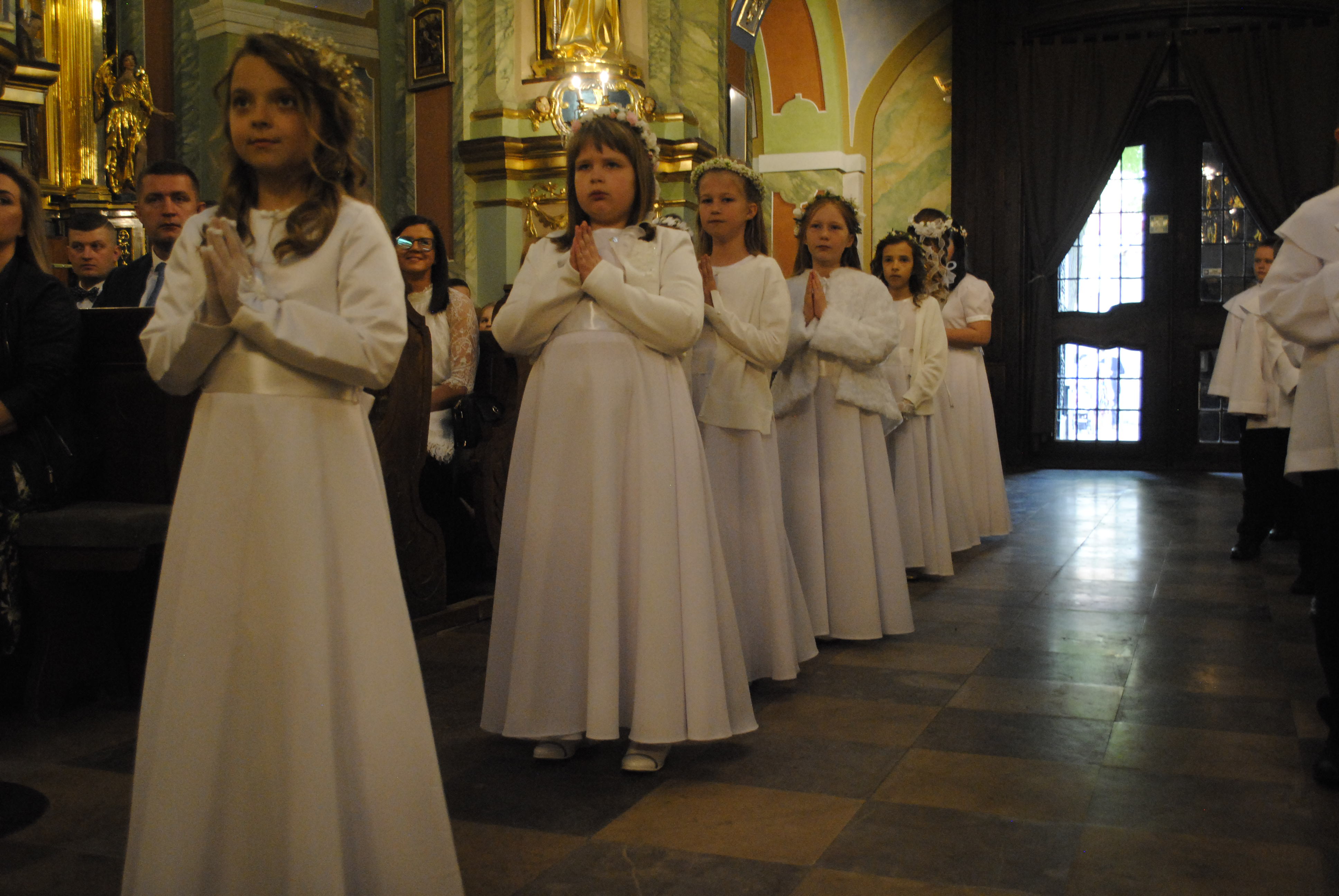 Dzieci z I grupy przyjęły komunię na mszy o godz. 10