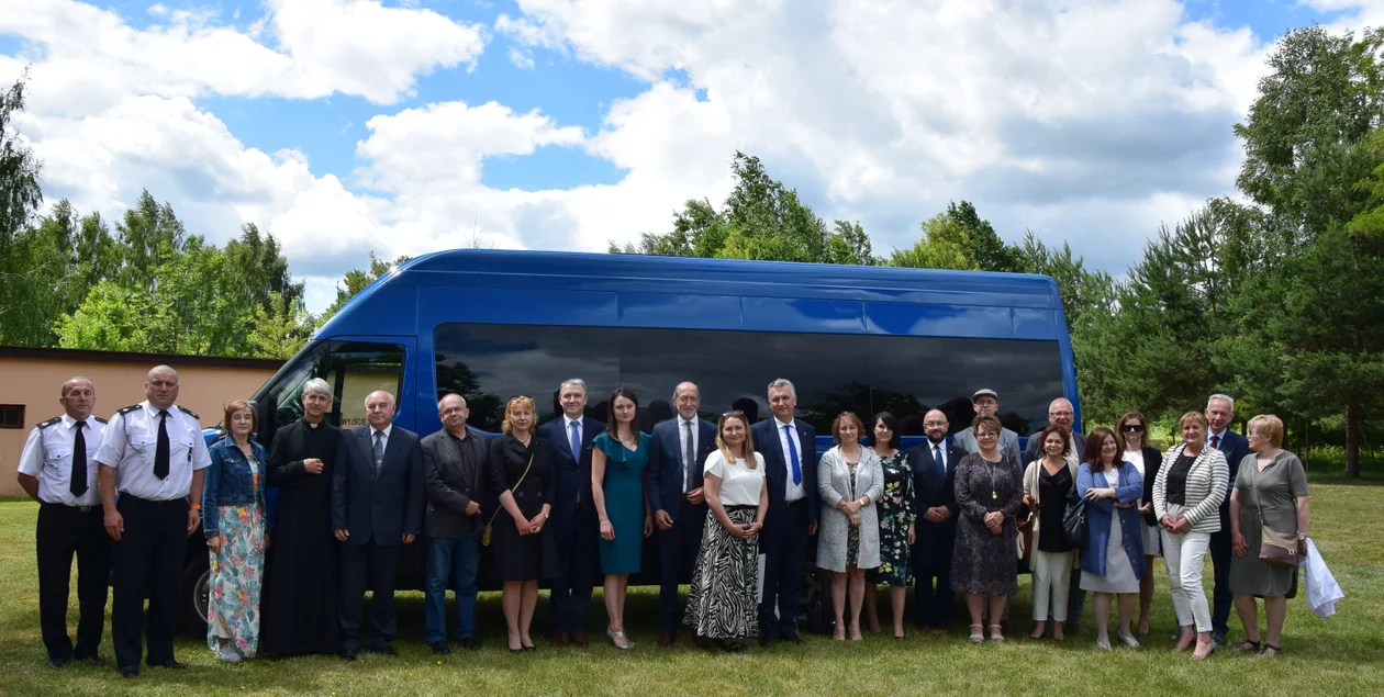 Jubileusz 10- lecia Środowiskowego Domu Samopomocy w Jamach. Poświęcenie nowego busa IVECO (zdjęcia) - Zdjęcie główne