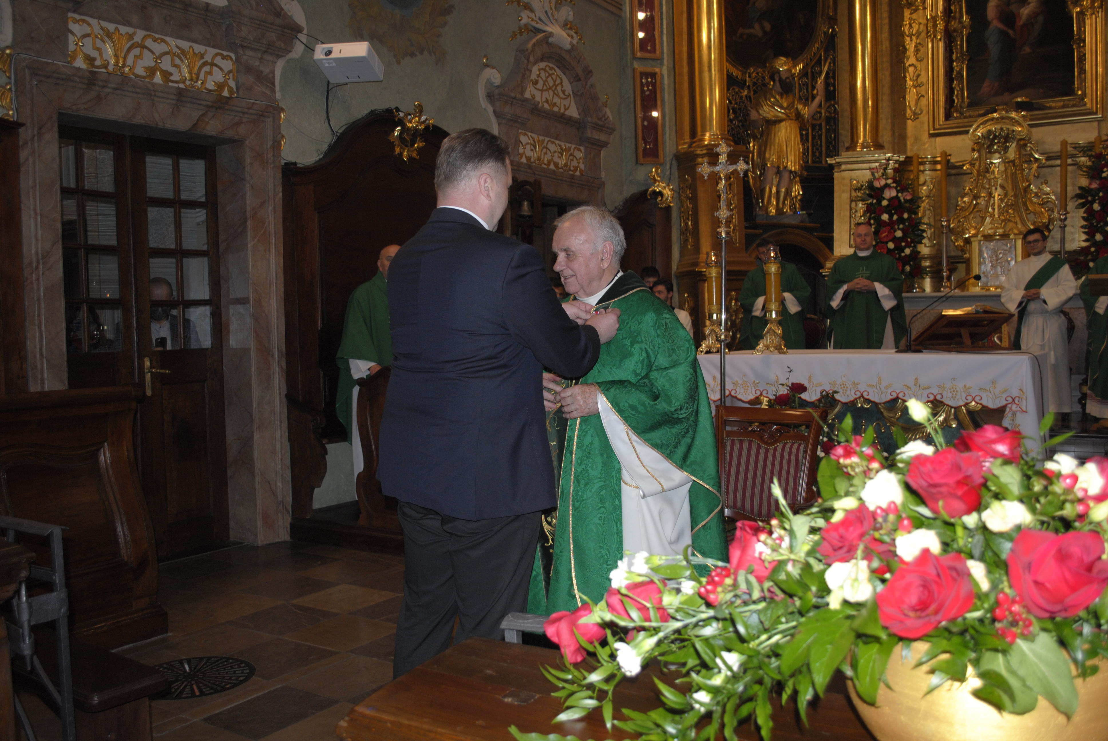 Minister Czarnek odznaczył jublilata Medalem KEN