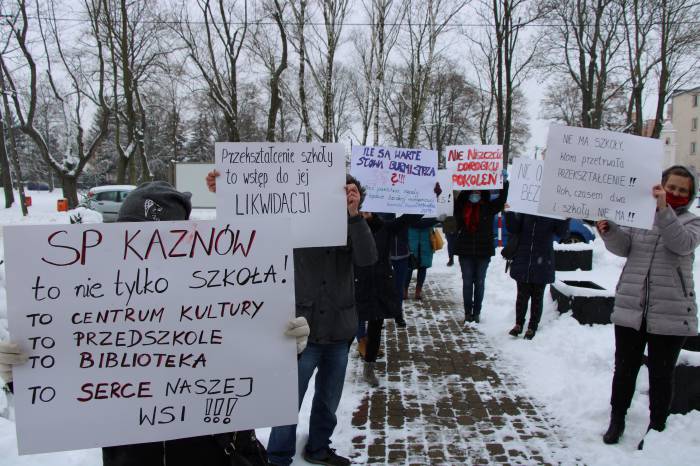 Bunt rodziców z Kaznowa i Kolechowic: nasze dzieci w Ostrowie wyzywali od wieśniaków - Zdjęcie główne