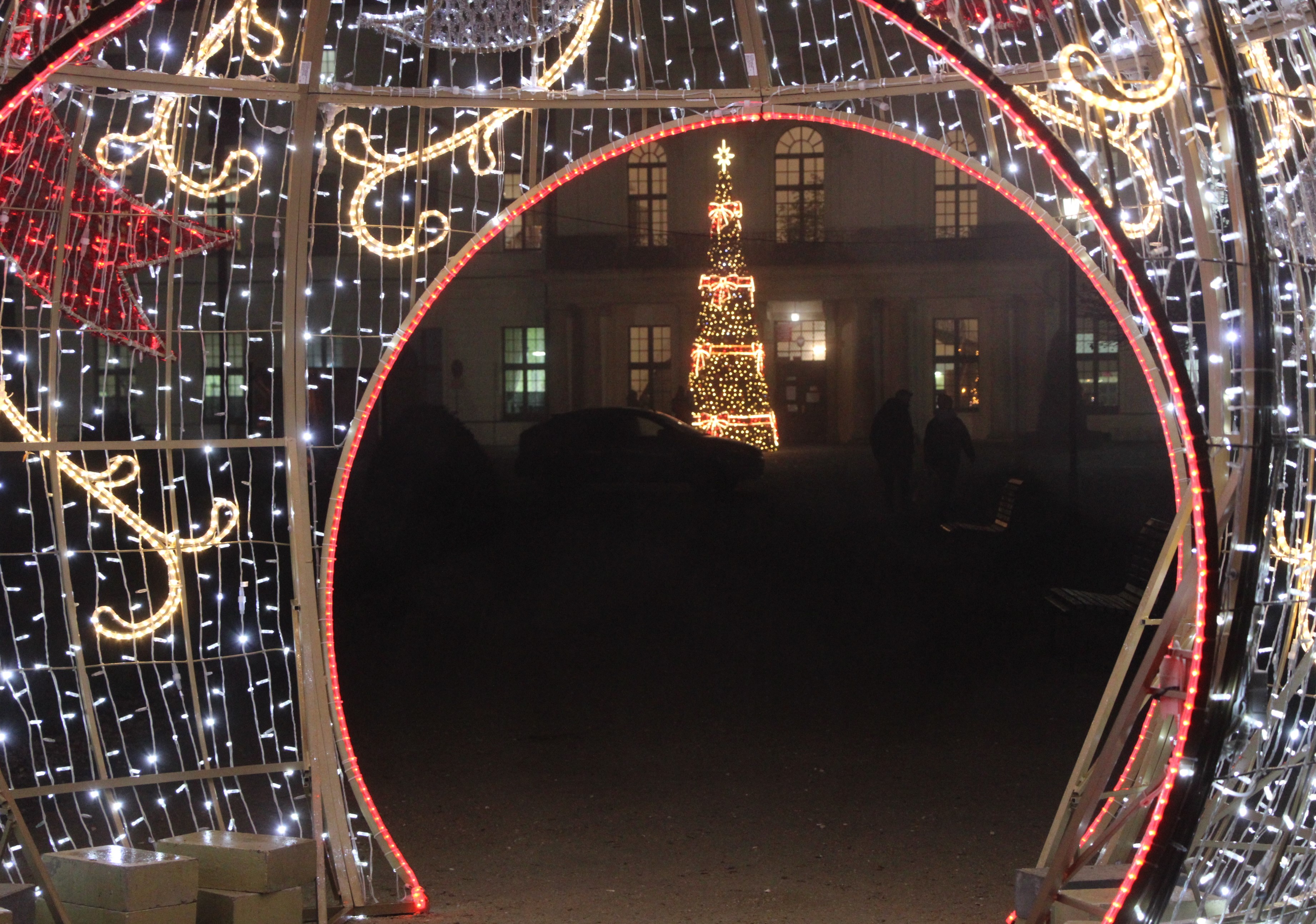 Świąteczna dekoracja przed siedzibą starostwa