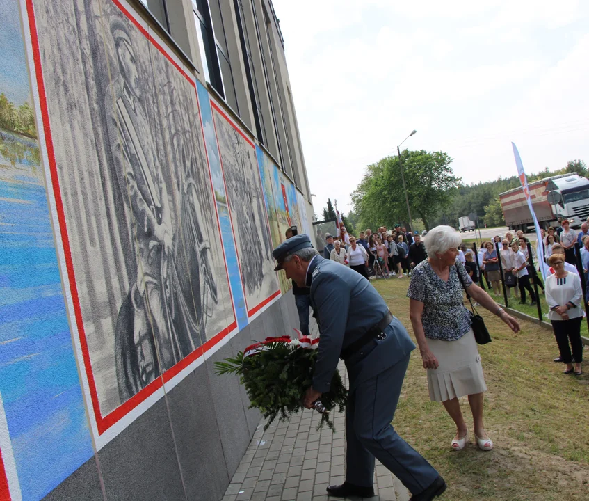 Patriotyczny mural w Firleju. Piłudski i partyzanci na Szkole Podstawowej im. Janusza Korczaka (zdjęcia) - Zdjęcie główne