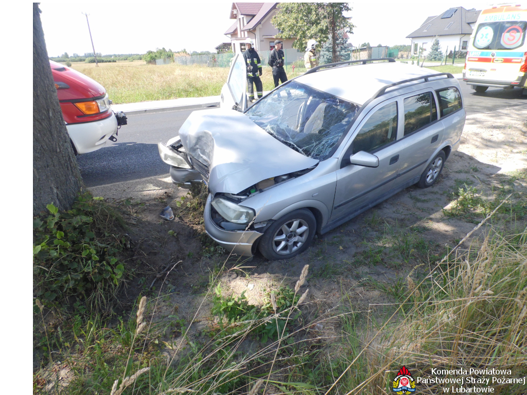 Opel uderzył w drzewo w Woli Sernickiej