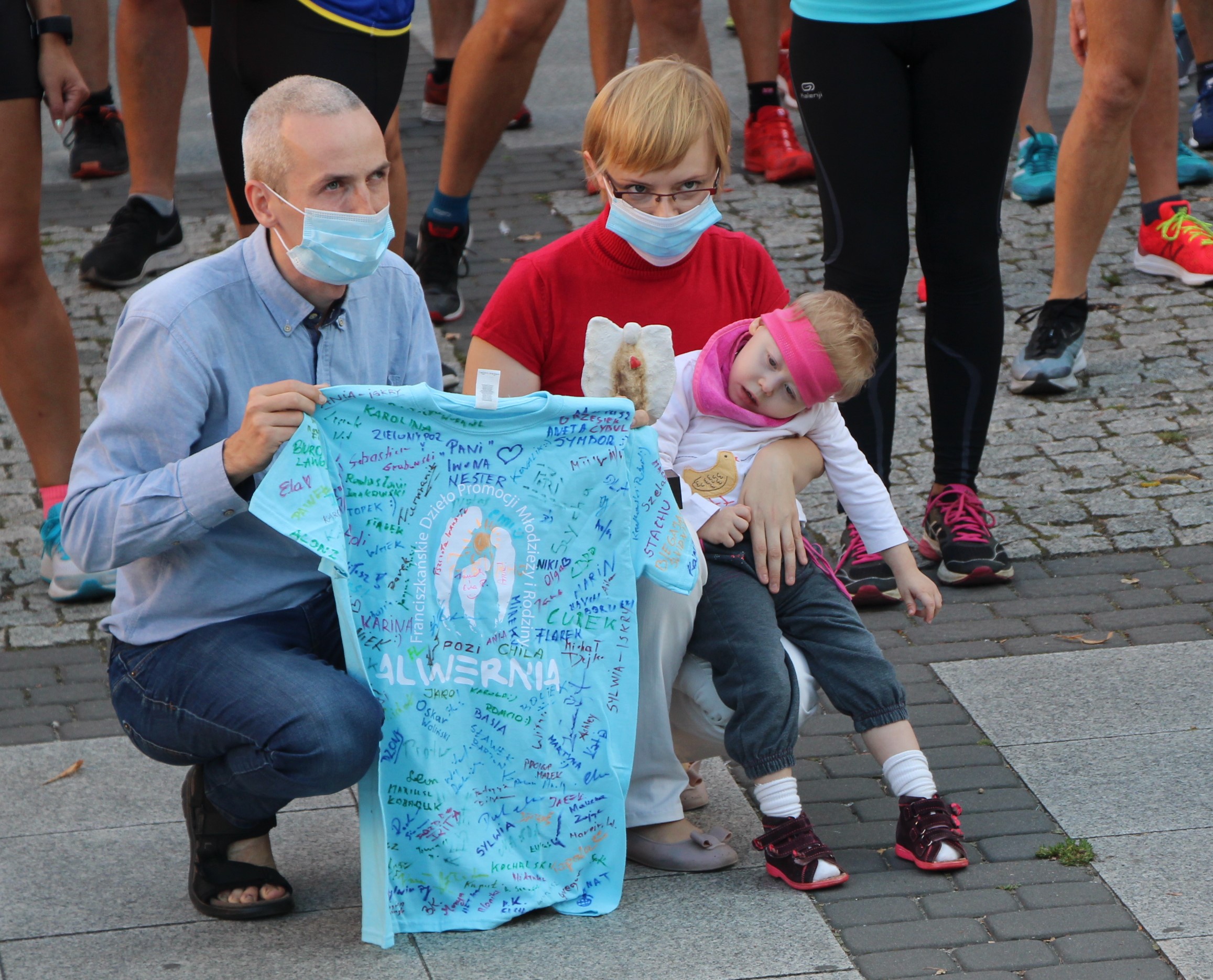 Rita z rodzicami wśród zawodników przed startem