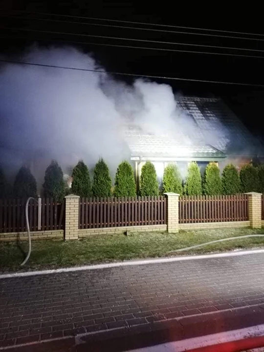 Nocny pożar w Rokitnie. Zniszczony dom - Zdjęcie główne