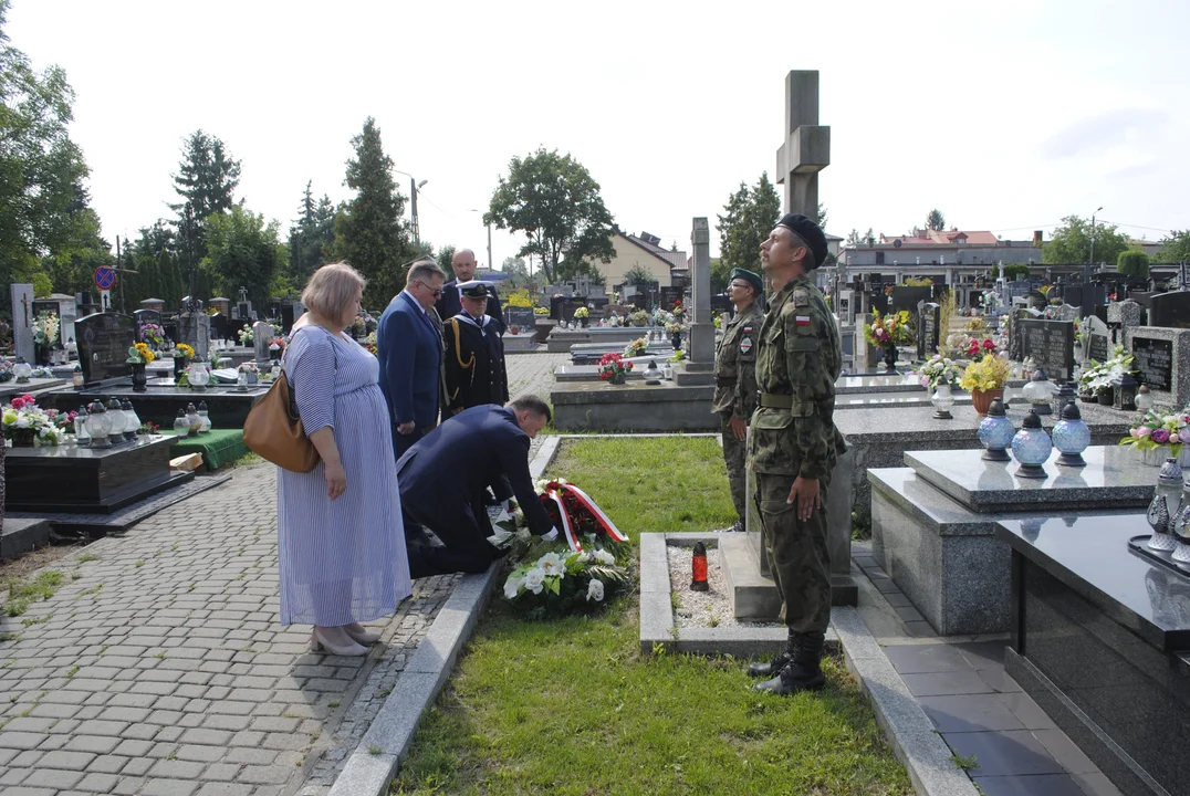 Rocznica Bitwy Warszawskiej. Kwiaty pod krzyżem poświęconym żołnierzom Piłsudskiego  na cmentarzu w Lubartowie (zdjęcia) - Zdjęcie główne
