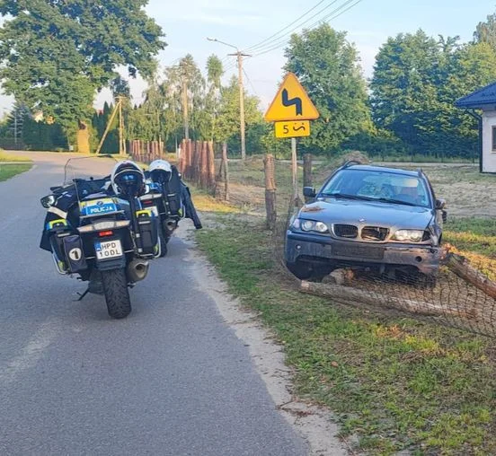 Pijany kierowca BMW wjechał w ogrodzenie i uciekał.  Zdarzenie w Nowodworze Piaskach - Zdjęcie główne