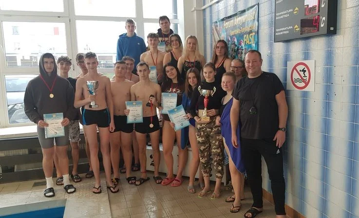 Pływackie Mistrzostwa Powiatu w Lubartowie. Dobre wyniki ZS 2 - Zdjęcie główne