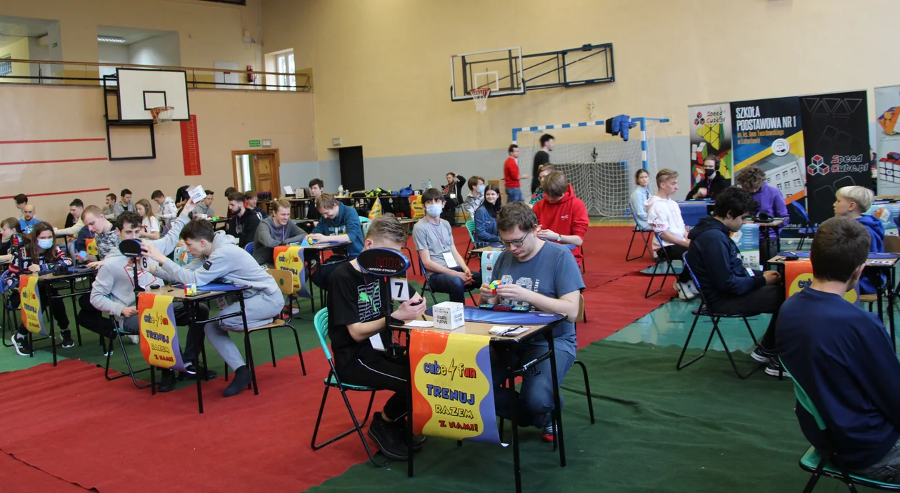 Zawodnicy z sześciu krajów układają kostkę Rubika w Lubartowie. Międzynarodowe zawody w SP 1 (zdjęcia) - Zdjęcie główne