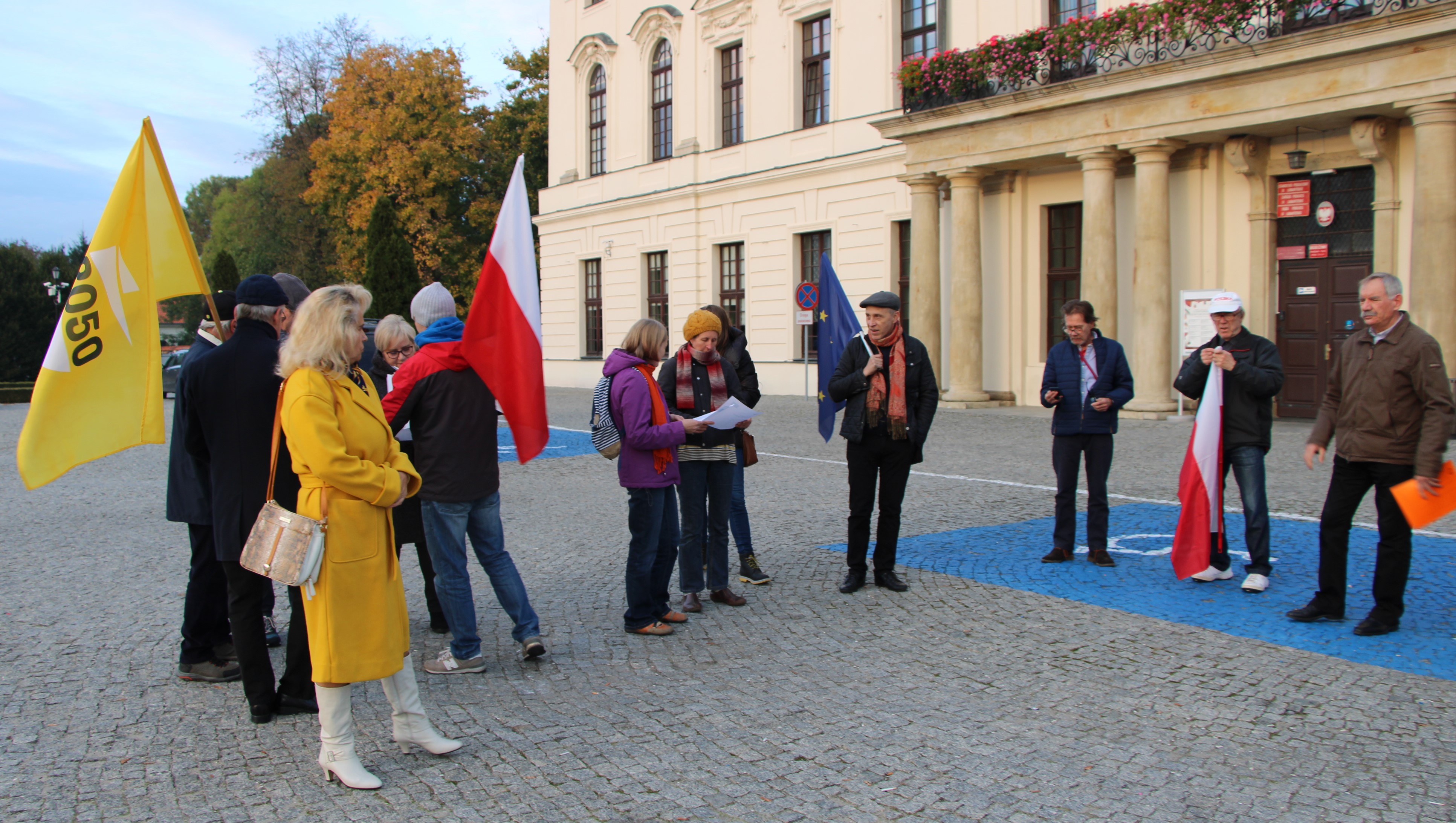 W Lubartowie demonstrowali poparcie dla Unii Europejskiej. Wiec pod siedzibą starostwa powiatowego - Zdjęcie główne