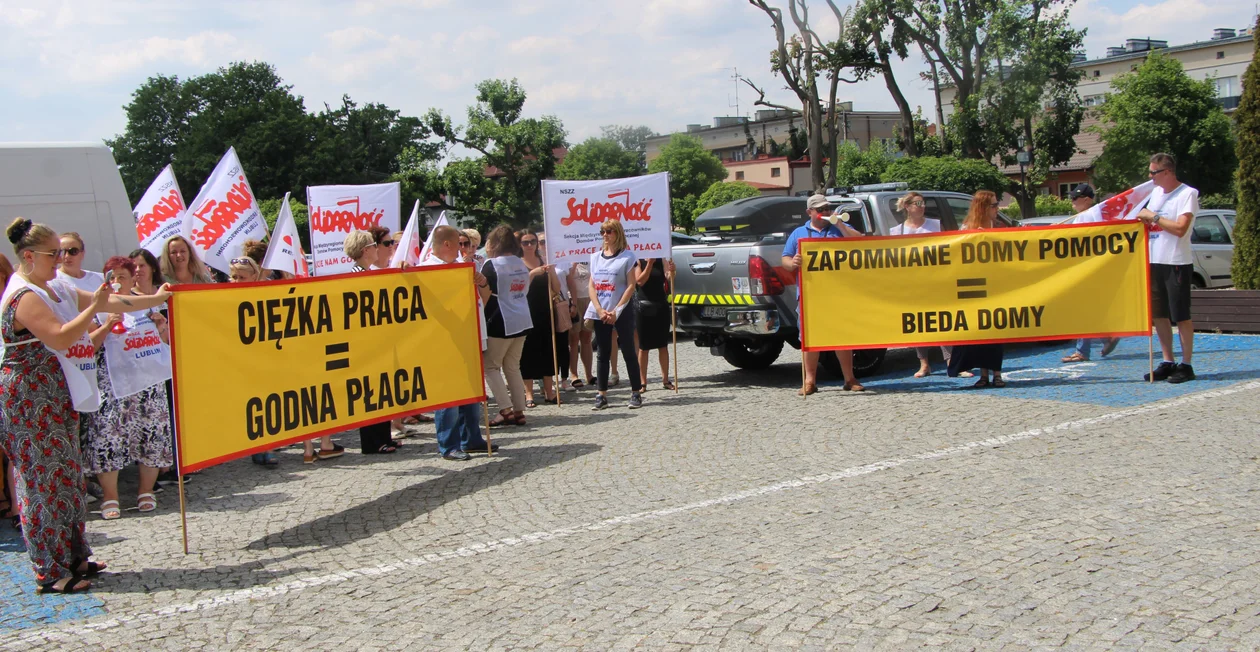 Związkowcy Solidarności z Domów Pomocy Społecznej protestowali pod starostwem w Lubartowie. Chcą wyższych płac (zdjęcia) - Zdjęcie główne