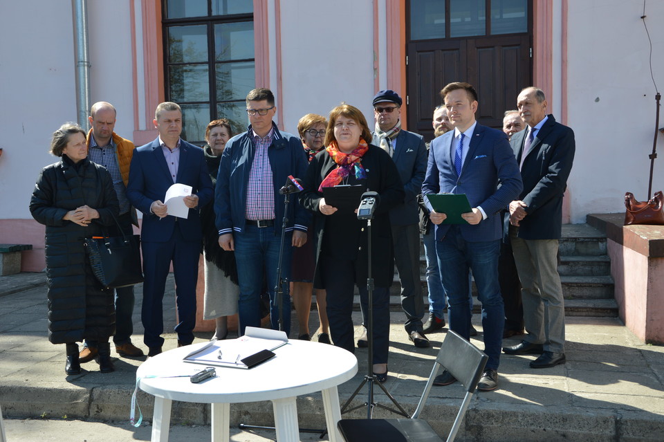PiS zbiera podpisy pod petycją do prezesa PKP - Zdjęcie główne
