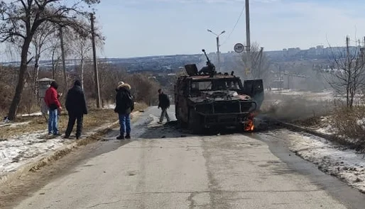 Wojna na Ukrainie: Rzeczywistość Charkowa w czasie wojny. Ostrzały, zniszczony rosyjski pojazd na środku ulicy - Zdjęcie główne