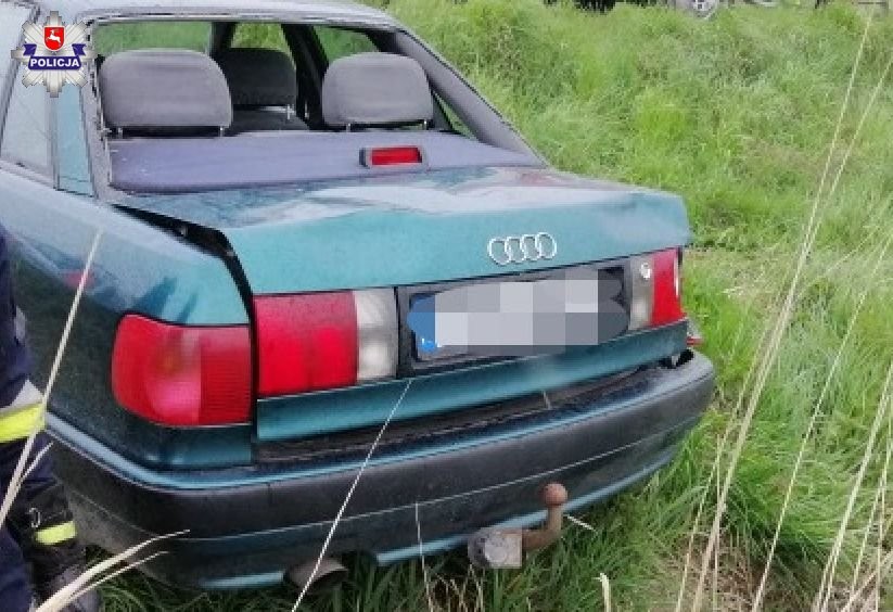 Wystrzeliła opona, samochód dachował - Zdjęcie główne