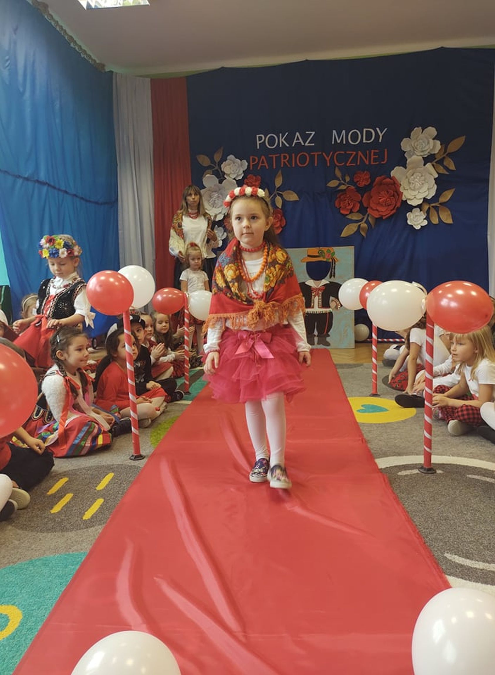 Pokaz mody patriotycznej w Przedszkolu nr 4 w Lubartowie (zdjęcia) - Zdjęcie główne