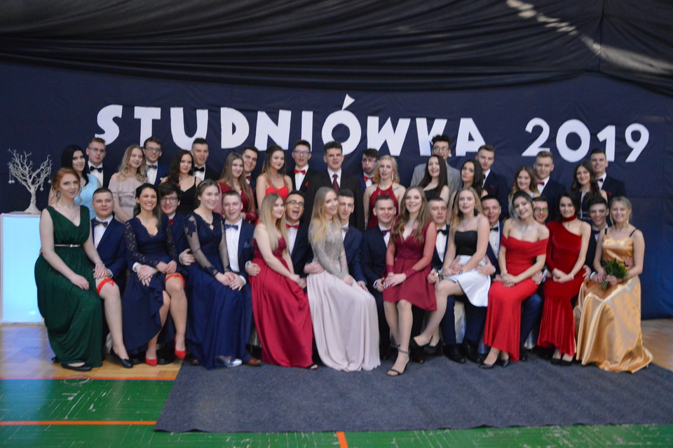 Studniówka w LO na Chopina - z polonezami Chopina - Zdjęcie główne