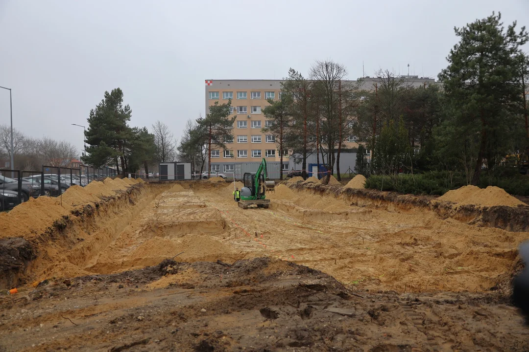 Na budowie lubartowskiego Centrum Opiekuńczo – Mieszkalne trwają prace ziemne - Zdjęcie główne