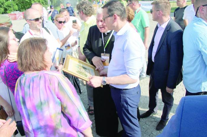 Premier: Przełożyliśmy zwrotnicę w kierunku rodzin - Zdjęcie główne
