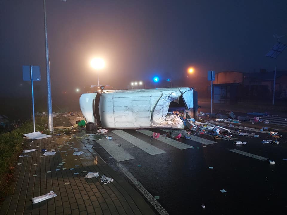 Dachowanie busa w Tarle. Trzy osoby poszkodowane - Zdjęcie główne