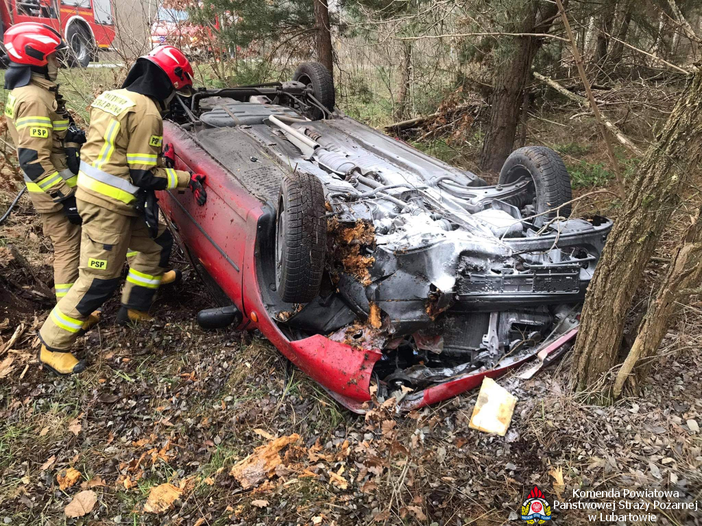 Nissan Micra na dachu w rowie w Trójni - Zdjęcie główne