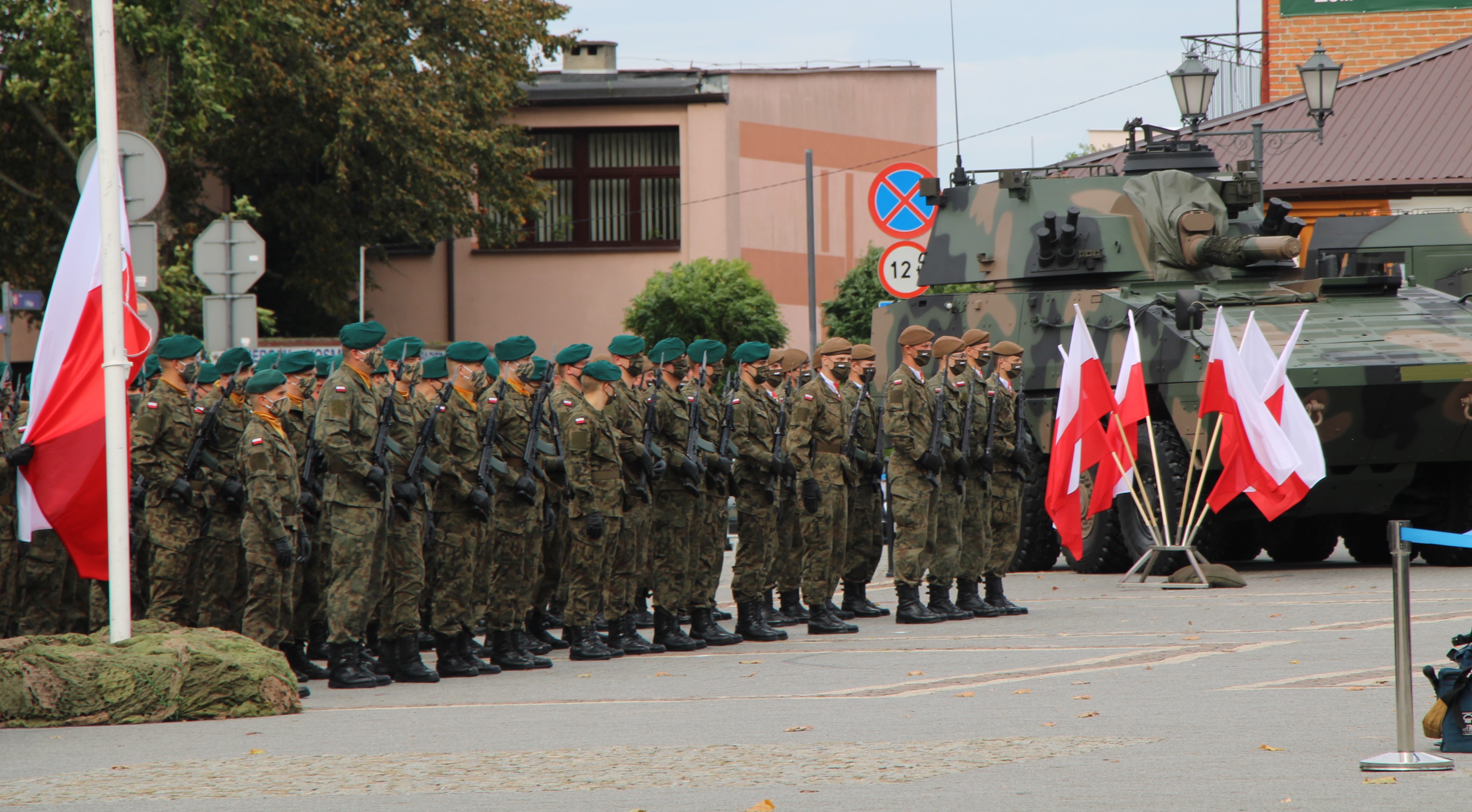 Wojsko przed rozpoczęciem uroczystości 