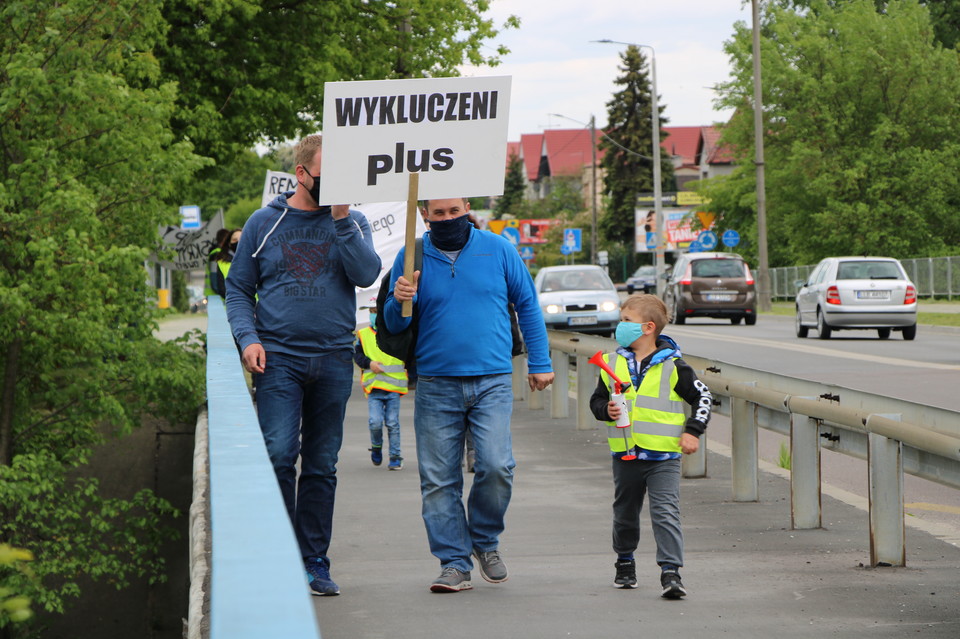 Burmistrz Paśnik blokuje przejście i obiecuje pomoc protestującym - Zdjęcie główne