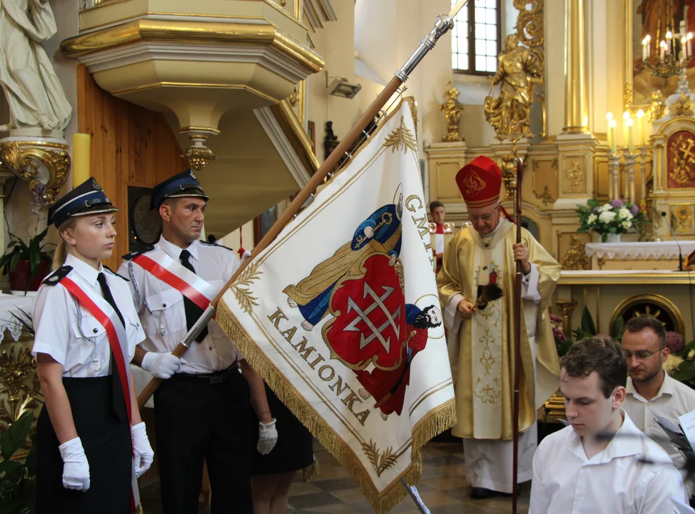 Sztandar dla gminy Kamionka. Poświęcił arcybiskup Budzik, przyjechali ministrowie Czarnek i Soboń (zdjęcia) - Zdjęcie główne