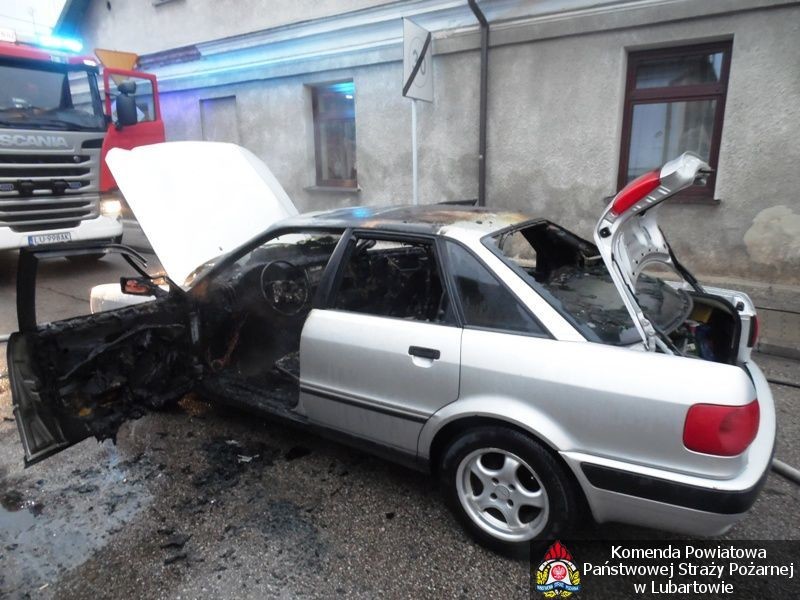 Auto w ogniu - Zdjęcie główne