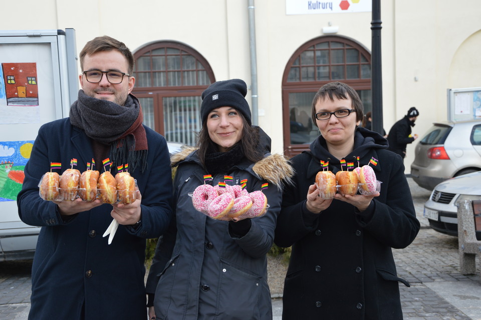 Działacze Kampanii Przeciw Homofobii częstowali pączkami - Zdjęcie główne