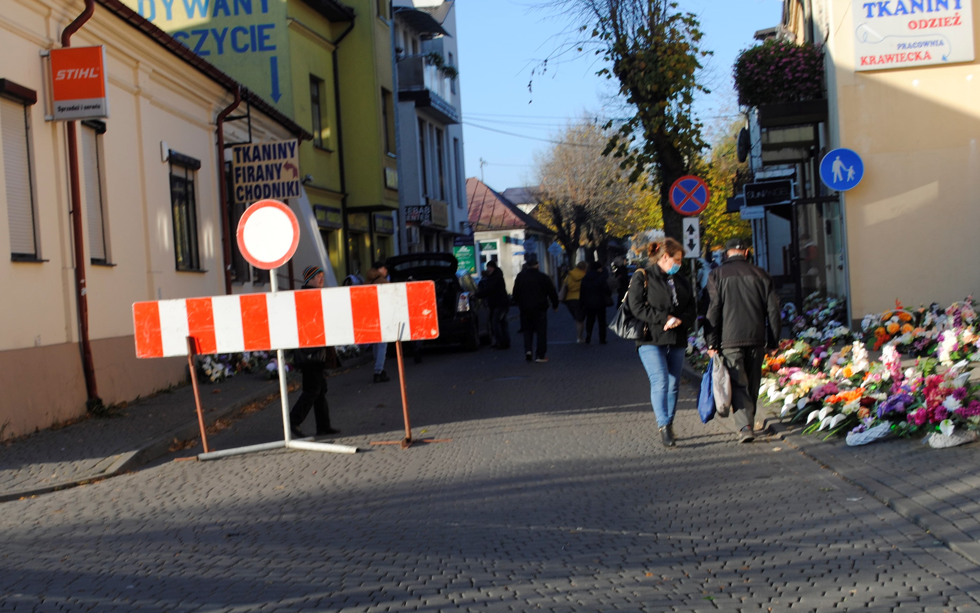 Ul. Cmentarna w Lubartowie zamknięta dla ruchu. Zbliża się dzień Wszystkich Świętych - Zdjęcie główne