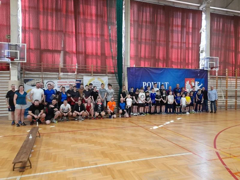 Święto Badmintona. IV Indywidualne Mistrzostwa Powiatu Lubartowskiego Dzieci, Młodzieży i Dorosłych w Badmintonie (zdjęcia) - Zdjęcie główne