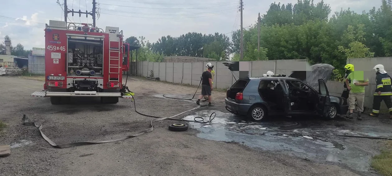 Pożar samochodu w Ostrówku Kolonii. Strażacy zawodowi i ochotnicy w akcji - Zdjęcie główne