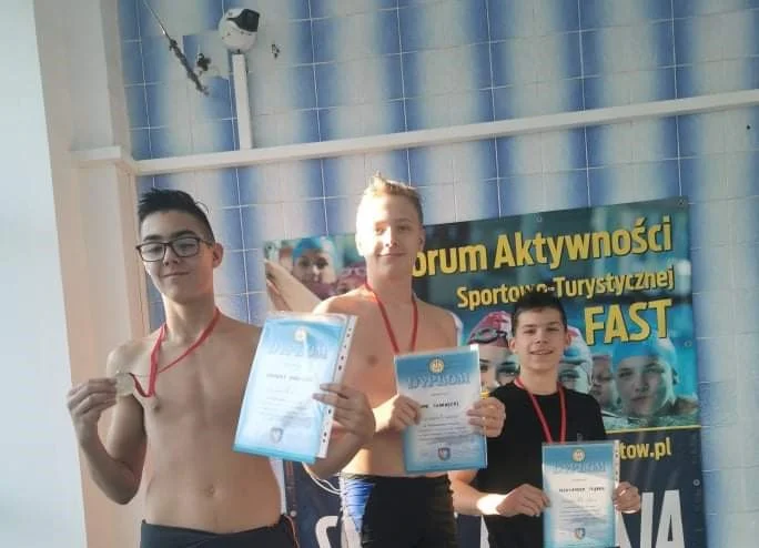 Mistrzostwa Powiatu Lubartowskiego w pływaniu. Zawodnicy walczyli na basenie MOSiR Lubartów - Zdjęcie główne