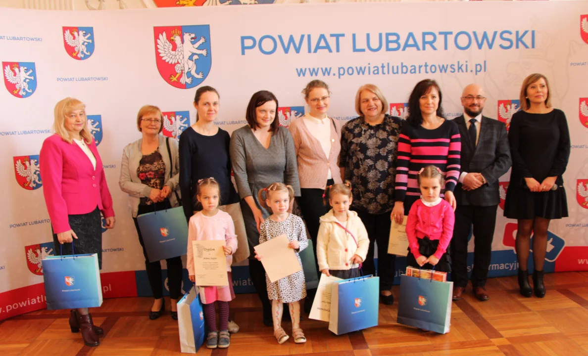 W starostwie w Lubartowie nagrodzili czytelników. Rozstrzygnięcie konkursu Powiatowy Czytelnik Roku 2021 (zdjęcia) - Zdjęcie główne